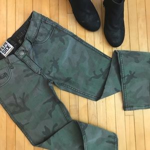 NWT reversible camo/black jeans! Capsule wardrobe!
